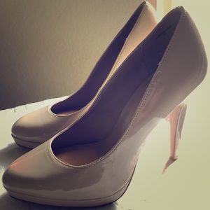 Nude platform pumps